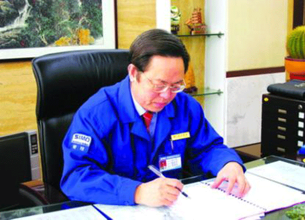 西瑪集團(tuán)董事長(zhǎng)楊允成被評(píng)選為“感動(dòng)西安——2005年度推動(dòng)西安經(jīng)濟(jì)發(fā)展的十大新聞人物”之一。