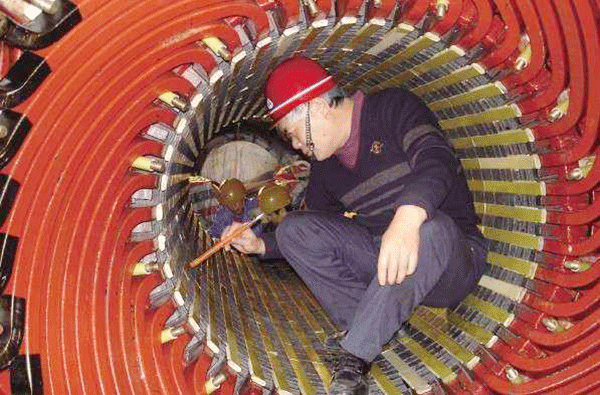 西安泰富西瑪電機吳高治、劉長安、張衛(wèi)華榮獲西安市勞動模范榮譽稱號。
