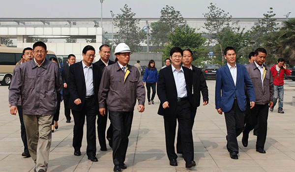 西安市委常委、常務副市長岳華峰蒞臨西瑪電機調(diào)研指導。