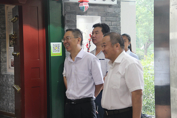 河南沁陽(yáng)市委副書記薛勇帶領(lǐng)沁陽(yáng)企業(yè)考察團(tuán)來(lái)西瑪電機(jī)參觀訪問(wèn)。