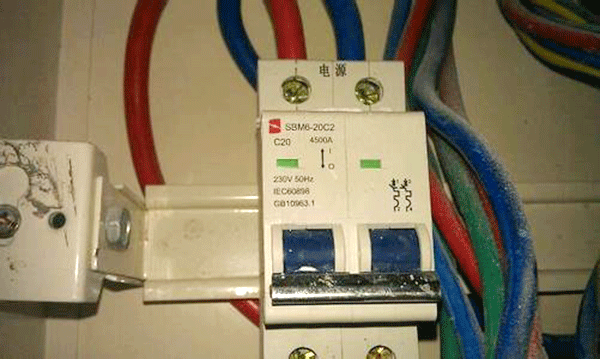 漏電保護(hù)裝置是造成西安西瑪電機(jī)頻繁燒毀的原因。