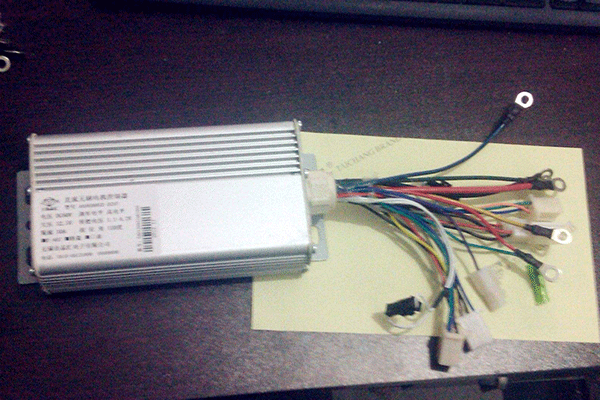 Z2直流電機(jī)控制器的安裝過程分享。