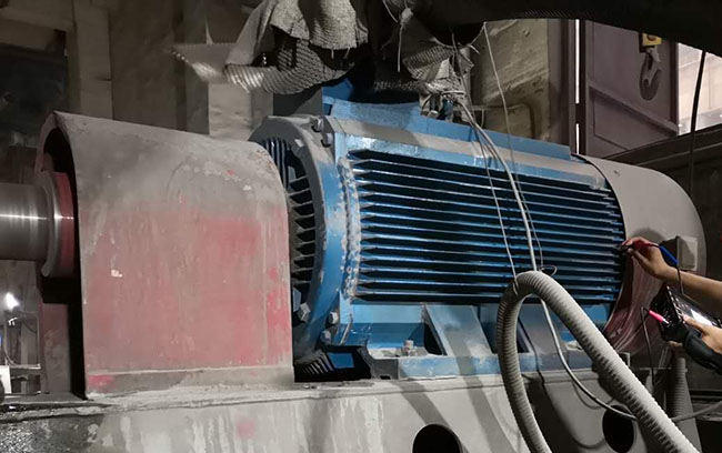 圖為西瑪電機(jī)售后人員高壓電機(jī)振動(dòng)測(cè)量現(xiàn)場照片 圖為西瑪電機(jī)售后人員高壓電機(jī)振動(dòng)測(cè)量現(xiàn)場照片